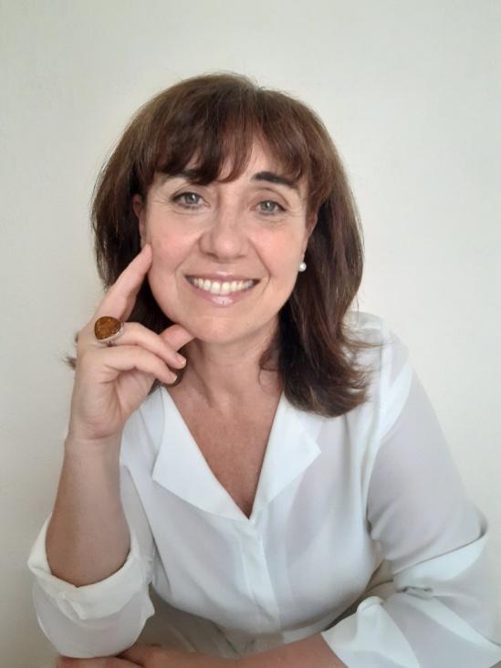 Retrato profesional de Ane Valverde interiorista especializada en reformas de viviendas y espacios públicos en Donostia - San Sebastián