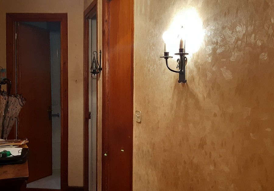 pasillo de una vivienda en donostia san sebastián guipúzcoa antes de una reforma integral llevada a cabo por ane valverde interiorismo