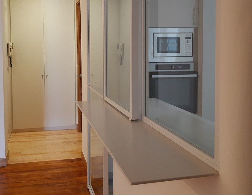 pasillo de una vivienda en donostia san sebastián guipúzcoa después de la reforma proyectada y llevada a cabo por ane valverde diseñadora y arquitecta de interiores