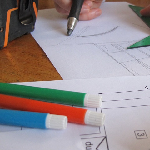 interiorista dibujando en su estudio
